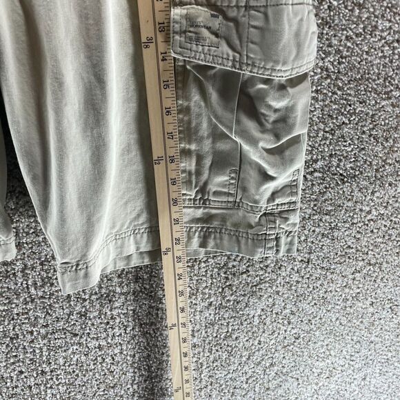 Vintage Levis Shorts Adult 34 Tan Cargo Pockets 2004 Cotton Casual Y2K Logo Mens - Picture 3 of 12
